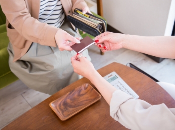 ご来店・フロントで受付