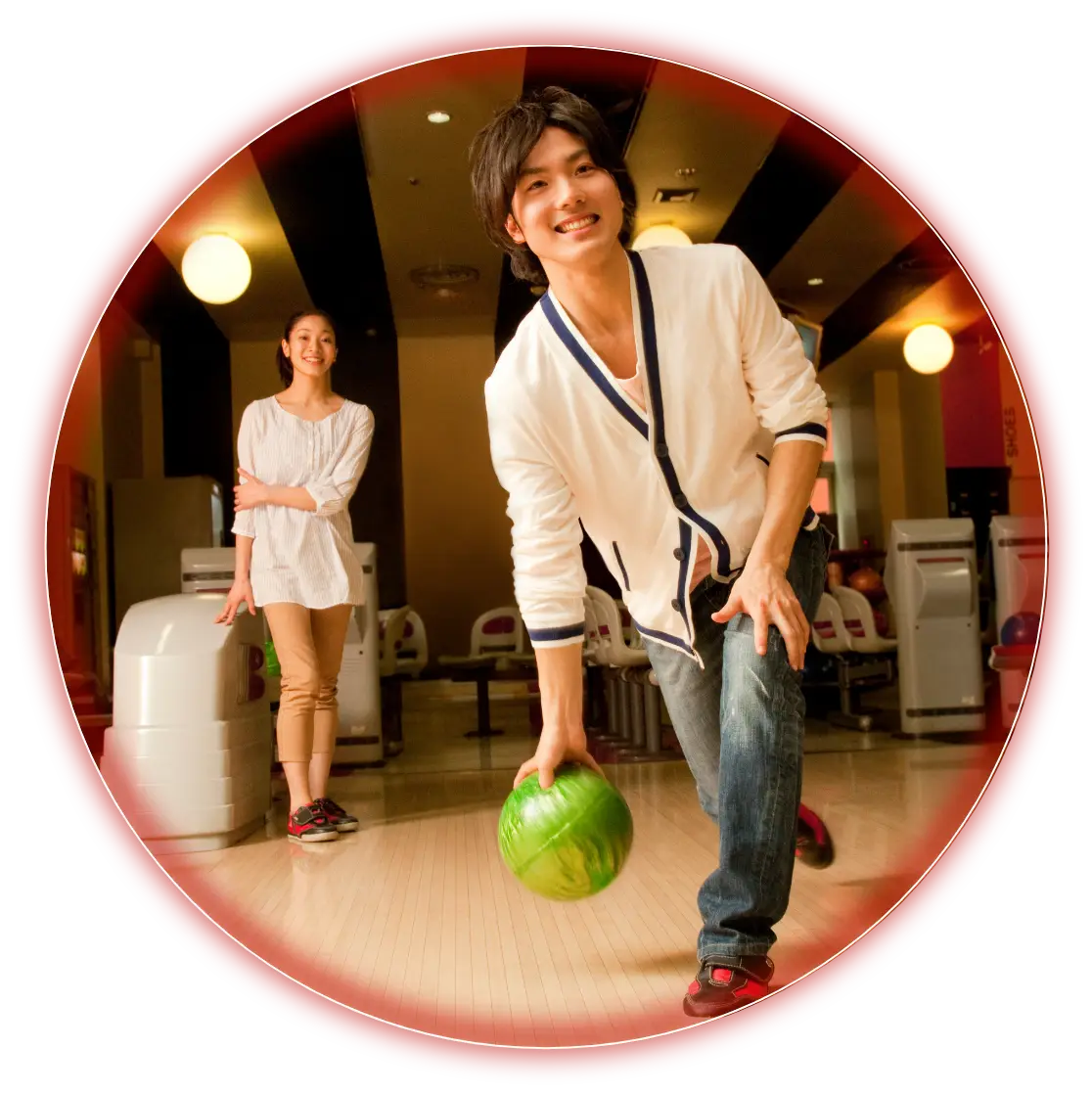 ボウリングを楽しむ人